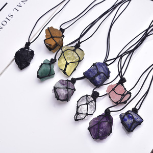 Ciondolo in Cristallo Grezzo, Gioielli in Cristallo Naturale, Grande Collana di Ametista Viola con Gemma Grezza in Rete Avvolgente - Product Image 1