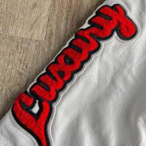 Áo khoác varsity thêu chữ nổi chenille tùy chỉnh của các nhà sản xuất quần áo, tay áo bằng da, kiểu dáng letterman - Product Image 6