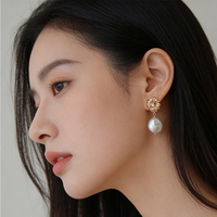 Boucles d'oreilles pendantes tendance en forme de marguerite, imitation perle, camomille, avec sertissage en or et argent Tai, pour mariée et mariage