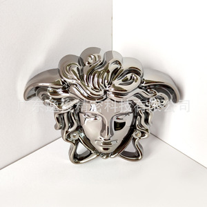 Hebilla Decorativa para Sofá con Diseño de Rostro de Reina, Dorada, de Plástico Resistente, Accesorio para Muebles - Product Image 3