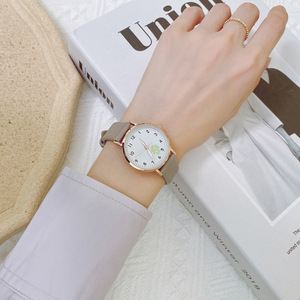 Reloj de cuarzo minimalista para mujer con correa de cuero rosa y diseño de esfera con margaritas - Product Image 5
