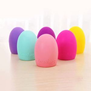 Outil de nettoyage de pinceaux de maquillage en silicone texturé doux, écologique, avec une conception de prise en main confortable et un nettoyage efficace et délicat. - Product Image 4
