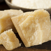 Italian Excellence Fromage de lait de vache dur vieilli 10 mois pour Grana Padano Saveur riche et douce Additifs de présure Emballage en sac