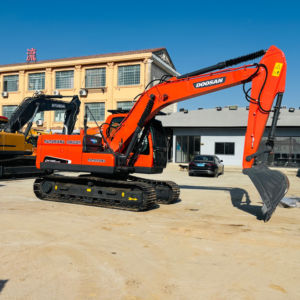 Excavatrice Doosan DX140 d'occasion de bonne qualité, modèle 2023, 14 tonnes, faible nombre d'heures, moteur et boîte de vitesses bien entretenus, testés et inspectés, parfait pour - Product Image 1