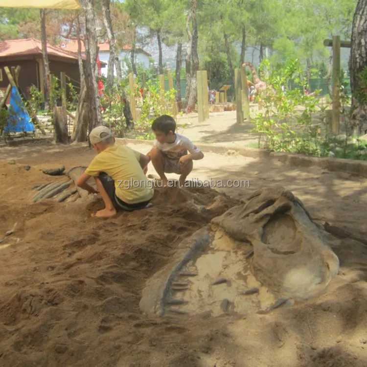 حديقة ألعاب للأطفال حفر لعظام الديناصورات في متنزه