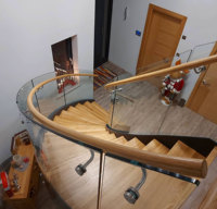 Escalier en colimaçon courbé, intérieur, luxe, décoration moderne pour la maison, marches en bois massif, escalier à double poutre latérale