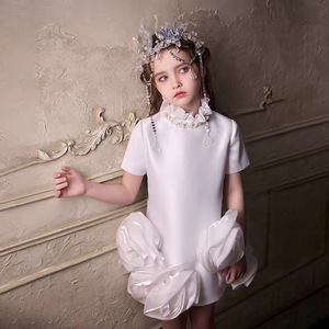 Abiti da Damigella Personalizzati con Perle Bianche e Fiori 3D, Vestito da Principessa con Motivi Floreali per Matrimoni, Concorsi e Feste - Product Image 2