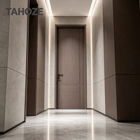 Porte de chambre en bois durable avec panneau en cristal de carbone, poignée silencieuse intégrée et serrure résistante à la déformation pour hôtels et appartements