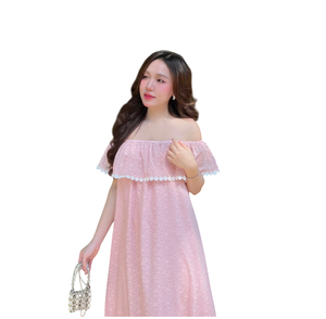 ชุดเดรสยาวทรงสวิงสำหรับฤดูร้อนแบบเปิดไหล่ ตกแต่งขอบด้วยลูกไม้ลายดอกไม้ แต่งระบายเป็นชั้นๆ เหมาะสำหรับใส่เดินทางในชีวิตประจำวัน - Product Image 1