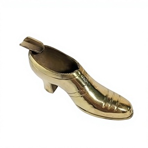 Cenicero de Cigarrillos de Latón Hecho a Mano |   Cenicero de diseño de zapato con grabado dorado en relieve |   Cenicero Decorativo de Mesa para el Hogar. - Product Image 1