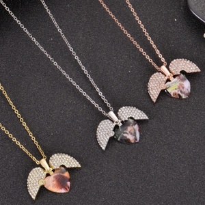 Collana con Foto Personalizzata a Forma di Cuore con Diamanti <span class=keywords><strong>e</strong></span> Ali d'Angelo Qiuhan, Ciondolo Personalizzato, Regalo Significativo per <span class=keywords><strong>Lui</strong></span>/<span class=keywords><strong>Lei</strong></span> - Product Image 1