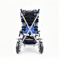 Poussette pliable avec siège bleu et gris, cadre argenté et panier de rangement pour le transport