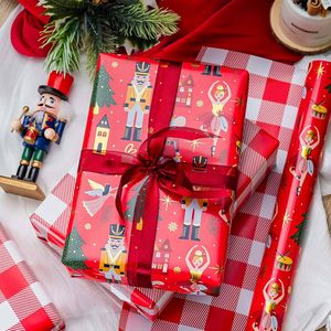 Papier d'emballage de Noël rouge réversible motif casse-noisette à carreaux dorés 17 po x 32,8 pi recyclable - Product Image 2