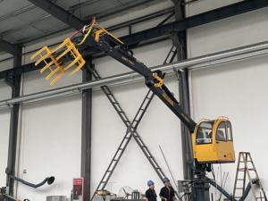 แท่นยืนทำงานแบบเคลื่อนที่ได้ 8.8 เมตร พร้อมอุปกรณ์ยกไฮดรอลิกในห้องโดยสาร บูมพับได้แบบยืดหด สำหรับจับไม้และหญ้า - Product Image 4