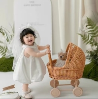 Panier à fleurs en rotin tressé en forme de poussette avec poignée, décoration de style rustique mignon, décoration pour mariage, fête ou maison