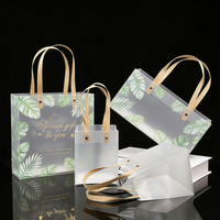 Sacs fourre-tout pliables en PP transparent givré avec impression sérigraphique, boîtes cadeaux élégantes et recyclables pour emballage cadeau
