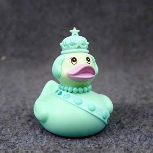 Jouets de bain en PVC personnalisés en gros, style canard reine, avec motifs imprimés, pour la baignoire - Product Image 2