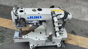 Machine <span class=keywords><strong>à</strong></span> coudre Juki MF-7823 <span class=keywords><strong>à</strong></span> trois aiguilles, point <span class=keywords><strong>de</strong></span> recouvrement supérieur et inférieur, <span class=keywords><strong>à</strong></span> châssis cylindrique, machine <span class=keywords><strong>à</strong></span> surjeter d'occasion - Product Image 2