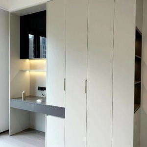 <span class=keywords><strong>Armadio</strong></span> per Camera da Letto con Finitura Effetto Legno, <span class=keywords><strong>Ante</strong></span> in Vetro, Barre Appendiabiti e Grandi Cassetti per Interni di Appartamenti - Product Image 1