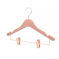 Cintre organisateur de vêtements en velours rose floqué avec pinces métalliques or rose, antidérapant, style moderne et luxueux, et logo personnalisé