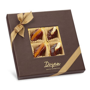 Caja de Regalo Cuadrada Negra Personalizada para Chocolates, con Bandeja Divisora de Alta Gama, Forro de Esponja, Laminación Mate, Recubrimiento UV, Lazo de Cinta Dorada - Product Image 1
