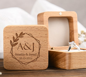 Caja de anillo de compromiso de boda de madera personalizada - Product Image 1