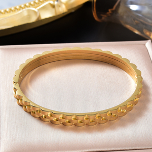 Brazalete Geométrico Unisex de Acero Inoxidable Chapado en Oro de 18K, Diseño Minimalista de Lujo, Texturizado, Venta al Por Mayor, Diseño Exclusivo - Product Image 5
