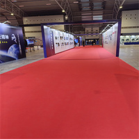 Tapis d'exposition jetable rouge en feutre non tissé à poils ras, écologique, antidérapant et résistant aux taches pour expositions et halls d'hôtels