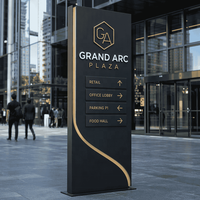 Panneau publicitaire sur pied pour centre commercial urbain avec incrustation dorée fluide et logo en lettres pour rue commerçante