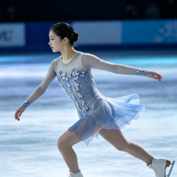 Robe de patinage artistique bleu dégradé à manches longues, dos en maille transparente, jupe en mousseline ornée de strass, costume de performance de compétition personnalisé