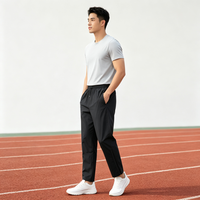 Pantalon de survêtement pour homme en polyester Ripstop avec logo personnalisé OEM, taille élastiquée, cordon de serrage intérieur et doublure en jersey interlock, idéal pour l'entraînement.
