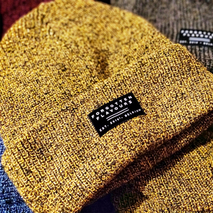Cucire <span class=keywords><strong>etichette</strong></span> con taglio a caldo con Logo personalizzato del marchio che tessono <span class=keywords><strong>etichette</strong></span> di cappelli lavorati a maglia con supporto Non in tessuto - Product Image 1