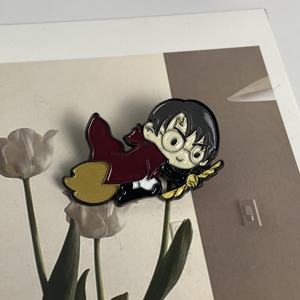 Proveedor, venta al por mayor, broche de Metal, diseño de Anime, bonitos Pines de insignia de esmalte suave para solapa de Metal para niños para regalos de Navidad - Product Image 2