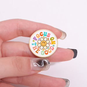Spilla smaltata creativa con citazione positiva "Focus on the Good" e faccina sorridente floreale, per decorazione di zaini, cappelli e abbigliamento - Product Image 4