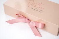 Boîte cadeau pliable écologique en matériaux recyclés avec impression de logo personnalisé, doublure en éponge, fermeture magnétique de luxe, ruban