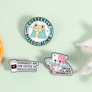Broche amusante en émail Chat Grenouille Flottant, citation humoristique sur la santé mentale, badge de sac et de revers, bijou de mode, cadeau pour amis - Product Image 2