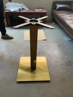 Pied de table carré en acier inoxydable brossé doré, à pilier unique avec pieds réglables pour table de restaurant ou bistro
