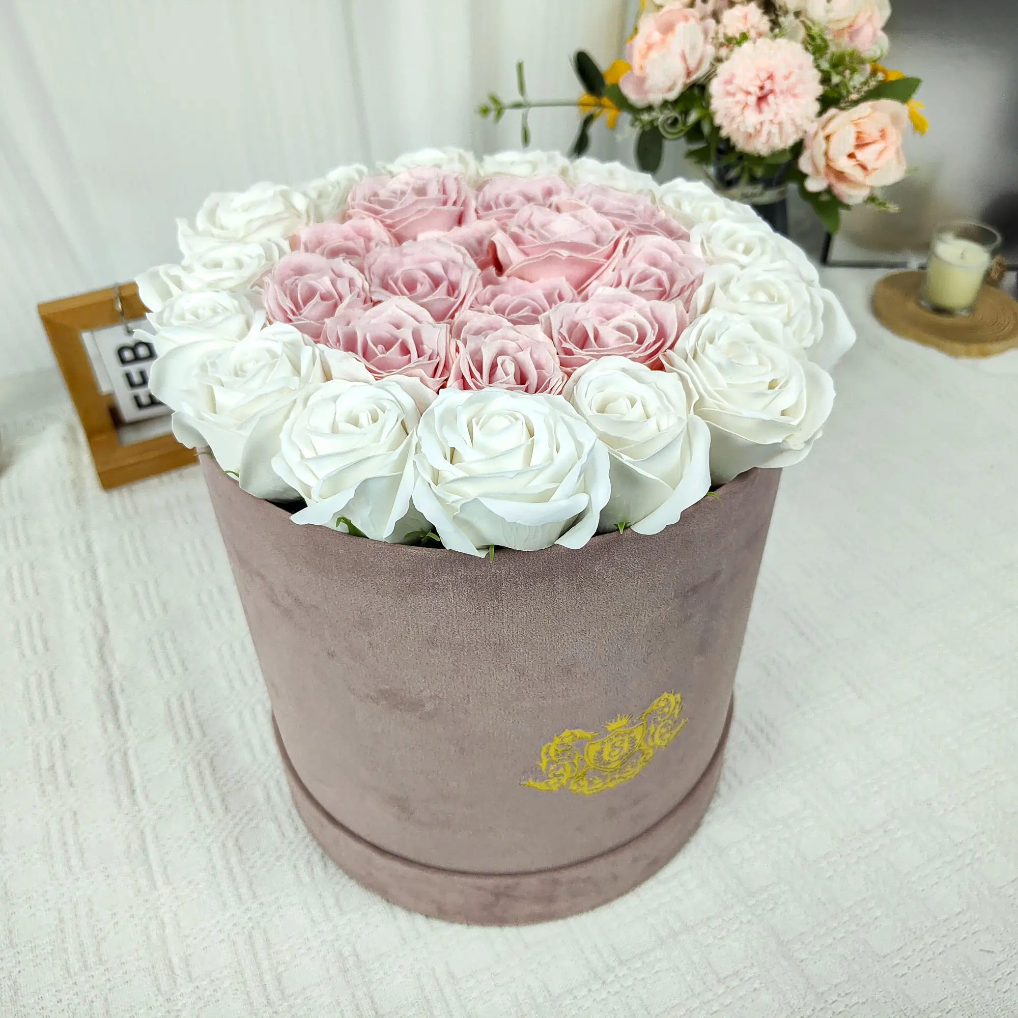 El más nuevo diseño especial hecho a mano terciopelo redondo bonito arreglo de rosas cajas florales