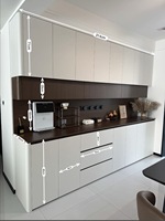 Buffet moderne, armoire de rangement en bois sur mesure avec éclairage LED et porte vitrée pour salle à manger