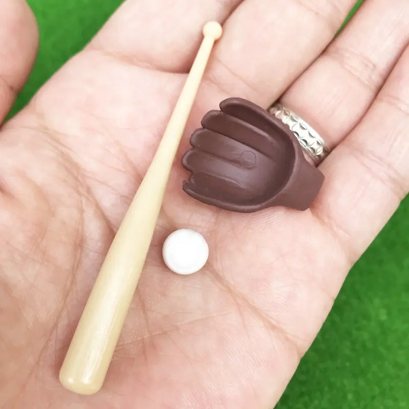 Bola de bate de béisbol en miniatura, accesorios para casa de muñecas, escala 1:12