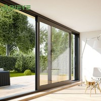 Porte coulissante en aluminium sur mesure, renforcée et robuste, conçue pour les ouvertures murales extra-larges des villas privées haut de gamme