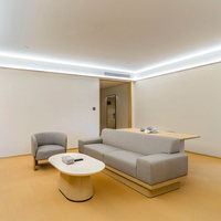 Canapé SEM, table basse, fauteuil lounge, design épuré, configuration en trois places en ligne droite, cadre en bois personnalisable, hôtel