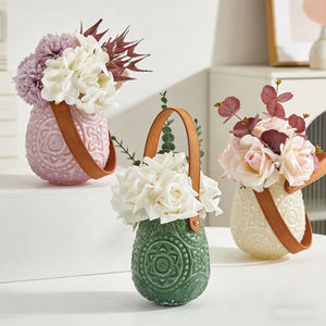 Arreglo Floral Artificial Duradero en Jarrón <span class=keywords><strong>de</strong></span> Cerámica Vintage con Asa <span class=keywords><strong>de</strong></span> Cuero, Decoración para Mesa <span class=keywords><strong>de</strong></span> Oficina en Casa - Product Image 1