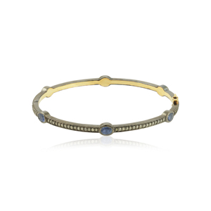 Bracelet bicolore élégant avec diamants et saphirs bleus, orné de cabochons de saphir bleu dans une monture closée. - Product Image 2