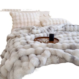Couverture en flanelle douillette et chaude en fausse fourrure de lapin, anti-acariens, utilisable quatre saisons, style européen et américain, lavage à la main, pour lit - Product Image 2