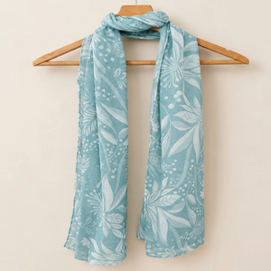 Écharpe longue en tissu poly-dobby à motif de feuilles bleu glace chic - Respirante et florale, idéale pour les trajets quotidiens et les voyages - Product Image 2