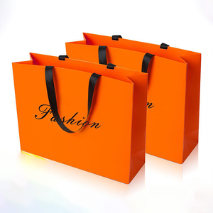 Sac cadeau en papier cartonné personnalisé à prix d'usine pour vêtements et chaussures avec votre propre logo, laminage et manipulation - Product Image 1