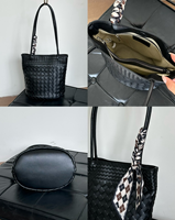 Vente flash de sacs à bandoulière pour femmes en cuir véritable, sacs seau, sacs décontractés à la mode en cuir de vachette, sacs tissés à la main, OEM ODM