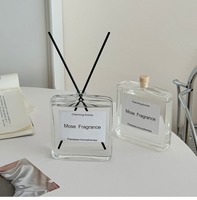 Diffuseur d'arômes en verre de décoration d'intérieur à petite bouche, carré plat sans feu bouteille en rotin vide pour parfum