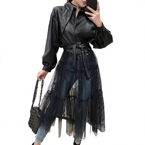 Manteau long <span class=keywords><strong>en</strong></span> cuir PU style europé<span class=keywords><strong>en</strong></span>, avec col à revers large et design <span class=keywords><strong>en</strong></span> <span class=keywords><strong>maille</strong></span>, coupe longue et détails <span class=keywords><strong>en</strong></span> <span class=keywords><strong>maille</strong></span>, pour un look affirmé et original. - Product Image 1